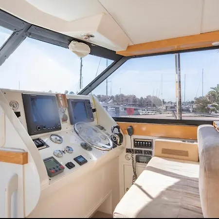 Barco Americano Sotogrande Botel Torreguadiaro